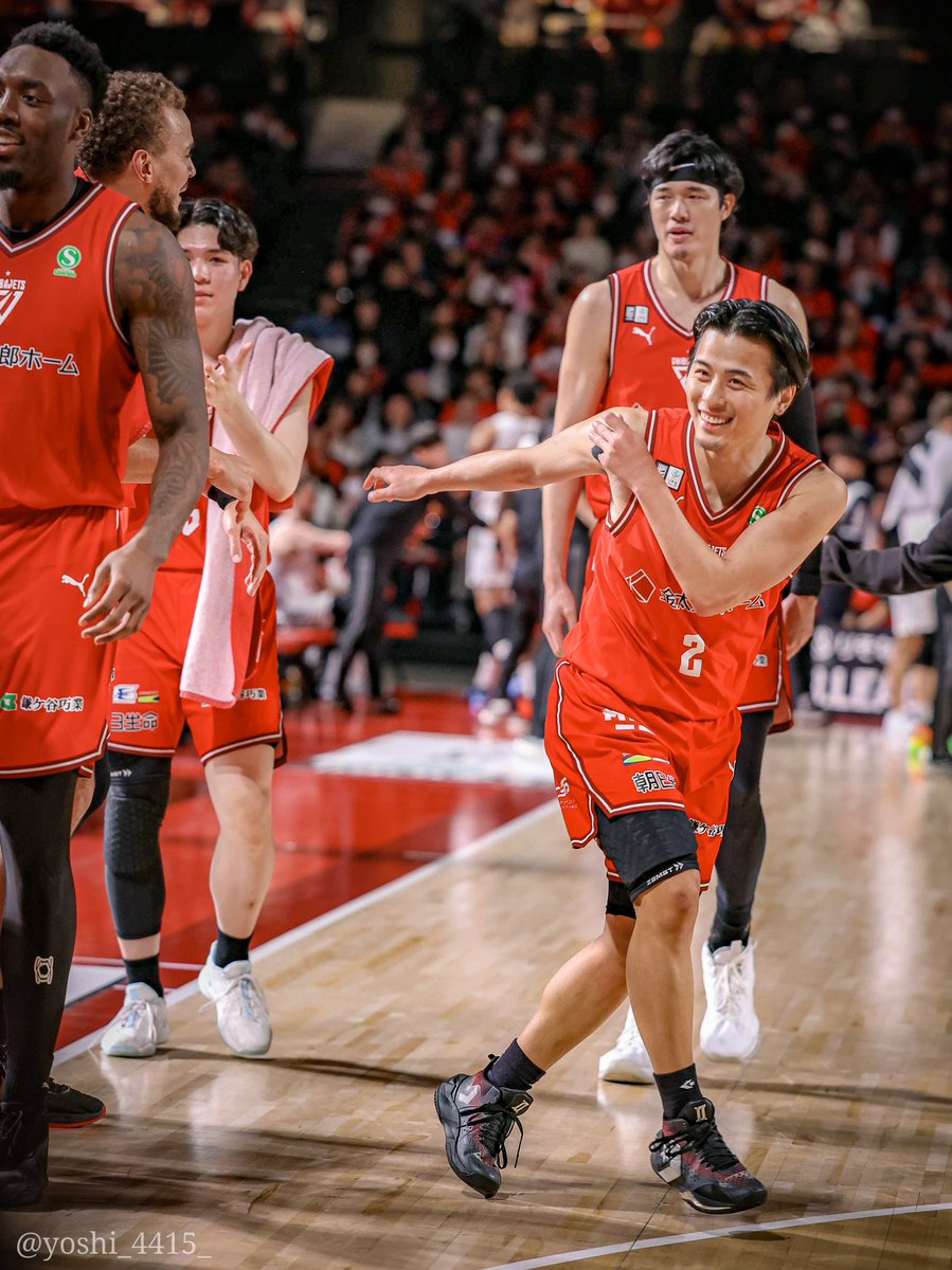 終盤の大事なシーンでスリーをｷﾒた原ちゃんで盛り上がる中、陽気なホグホグにナイスアシストの意で突き飛ばされるとがぴ😂