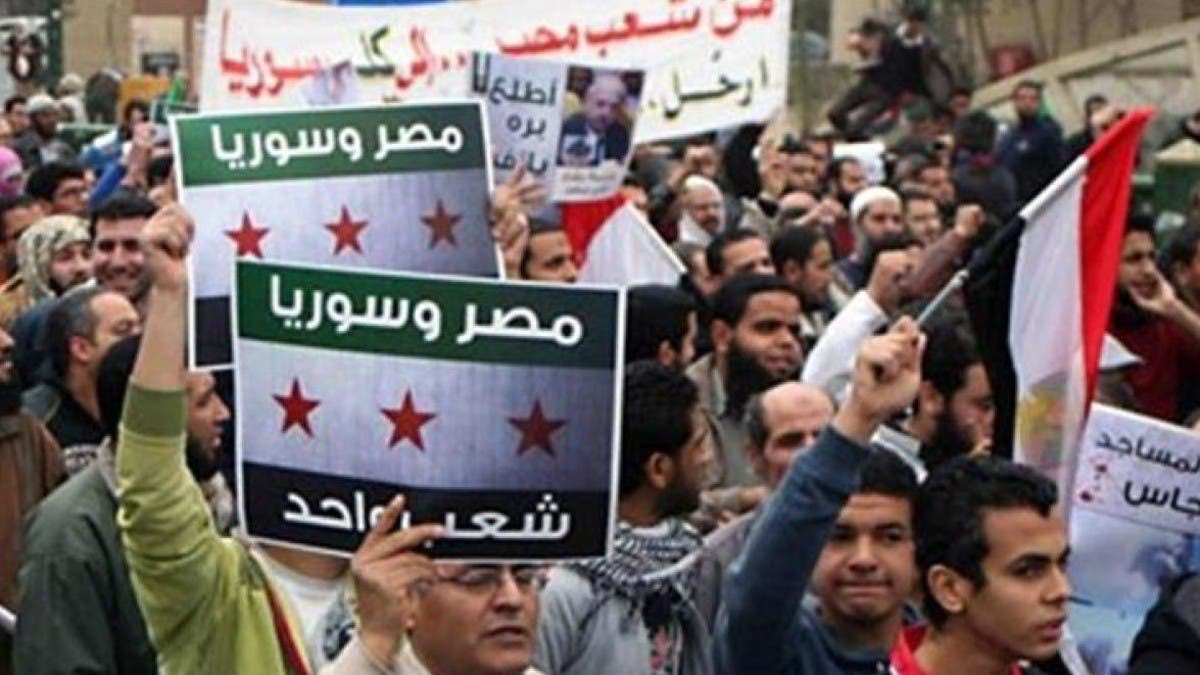 AksalserNews's tweet photo. أول تعليق من دمشق على قرار مصر منع دخول السوريين من بعض الدول

أكد مدير إدارة الشؤون العربية في وزارة الخارجية والمغتربين السورية د. محمد الأحمد، أن الوزارة تتابع ببالغ الاهتمام أوضاع المواطنين السوريين في جمهورية مصر العربية.

وأضاف في منشور على حسابه الرسمي على منصة "إكس" : "منذ مطلع العام، أجرينا لقاءات مكثفة مع الجانب المصري لتنسيق الجهود وتذليل العقبات التي تواجه أهلنا هنالك. 

ووجهنا سفارتنا في القاهرة إلى تقديم أقصى المساعدة القنصلية والقانونية الممكنة. 

كما تقدمنا للجانب المصري بمقترحات فنية متكاملة تهدف إلى تسهيل إجراءات الإقامة على السوريين المقيمين في مصر.

وكانت مصادر مصرية مطلعة قد كشفت عن صدور ضوابط جديدة تتعلق بتنظيم سفر السوريين إلى الأراضي المصرية، بدأت تفعيلها رسمياً منذ يوم الخميس الماضي.

كما أوضحت المصادر للعربية في وقت سابق أن القرار الجديد نص على عدم قبول طلبات سفر السوريين إلى مصر إذا كانوا قادمين من 4 دول عربية، وهي: سوريا، لبنان، الأردن، والعراق.

في حين استثنى القرار بشكل قاطع السوريين الذين يحملون إقامة مصرية سارية، حيث سمح لهم بالدخول دون عوائق.

كما تضمنت الضوابط السماح بمنح تأشيرات دخول للسوريين المقيمين في دول الخليج العربي أو الدول الأوروبية، شريطة تقديم ما يثبت امتلاكهم إقامات سارية في تلك الدول عند تقديم الطلب.

وأوضحت المصادر أن القرار شمل إجراءات بإغلاق المسارات التي كانت تُستخدم سابقاً لدخول السوريين، وأبرزها المسار المتعلق بالطلاب المسجلين في الجامعات المصرية، أو المسار الخاص بالأشخاص الذين لديهم عائلات مقيمة في مصر.

كذلك تقرر إيقاف الترتيبات التي كانت تقدمها مكاتب السفر عبر ما يعرف ب"شراء تأشيرات الدخول"، حيث تم إبلاغ كافة المكاتب والشركات رسمياً بعدم إمكانية إنهاء حجز أو تسفير أي مواطن سوري لا يحمل إقامة مصرية سارية مسبقاً.

وألزم القرار شركات الطيران مسؤولية التحقق المسبق من وجود الإقامات السارية قبل صعود الركاب، مع منع صعود أي مسافر غير مستوفٍ لهذه الشروط لتجنب ملاحقات قانونية أو غرامات إدارية.
