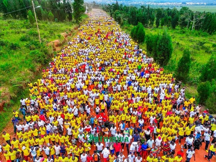 GitegaVuturaa's tweet image. Dans le cadre de ses engagements visant à promouvoir la santé et l’unité par le sport dans tout le pays, S.E la Première Dame du #Burundi, @Burundi1stLady, a lancé, le 7/2/2026, les activités sportives dans la province de #Burunga à travers son club «Pas à Pas».
@DorianeMunezero