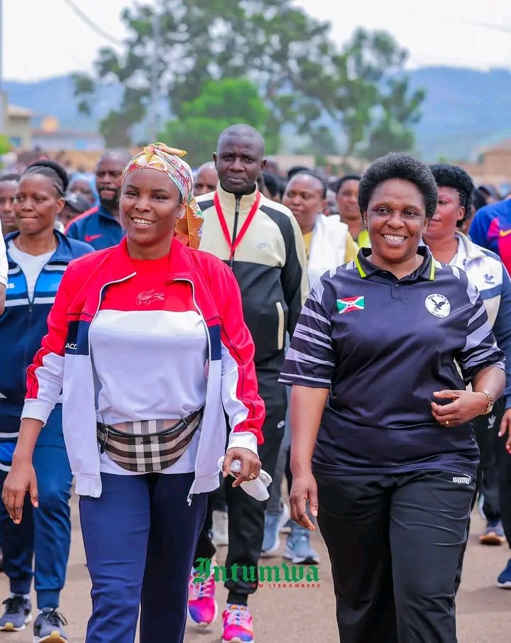 GitegaVuturaa's tweet image. Dans le cadre de ses engagements visant à promouvoir la santé et l’unité par le sport dans tout le pays, S.E la Première Dame du #Burundi, @Burundi1stLady, a lancé, le 7/2/2026, les activités sportives dans la province de #Burunga à travers son club «Pas à Pas».
@DorianeMunezero