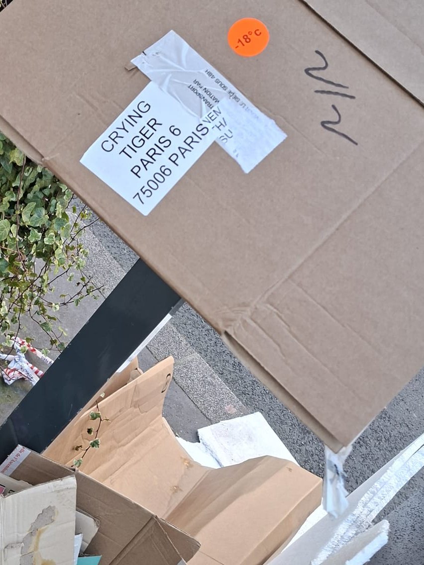 JusquMer's tweet photo. Un grand bravo au restaurant #CryingTiger de la rue du Cherche-Midi qui a fait l'effort de faire 200m pour jeter ses cartons devant le panneau d'interdiction de jeter les cartons rue de Rennes. Le bordelisme comme philosophie de vie #saccageParis https://t.co/yFnBXMe6Ry