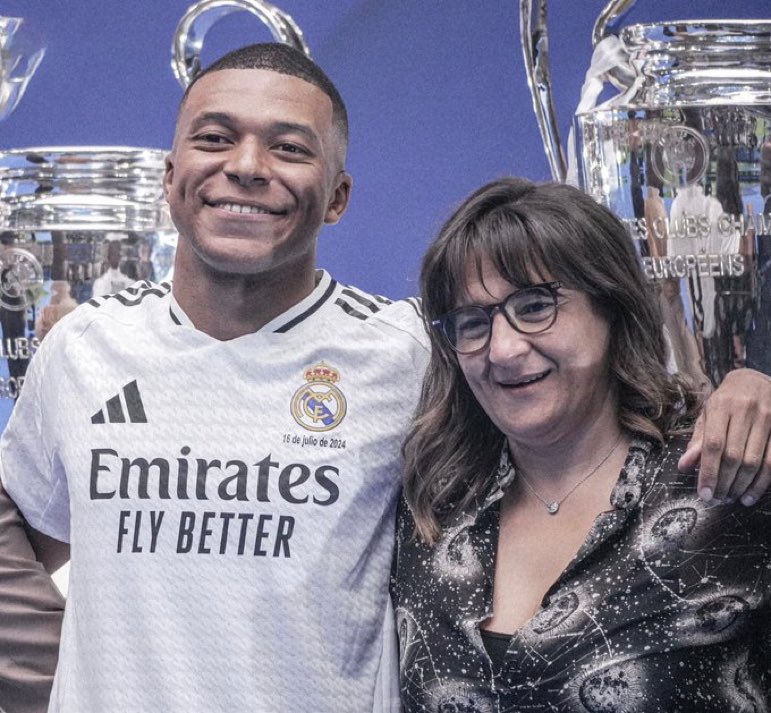 El Real Madrid paga a Fayza Lamari, madre de Kylian Mbappé, 4,5 millones de euros netos anuales del salario del jugador.

Cobra más en el Real Madrid que Andriy Lunin, Franco Mastantuono, Raúl Asencio, Fran García y Gonzalo.

[Vía <a href="/abolapt/">A BOLA</a> ]
