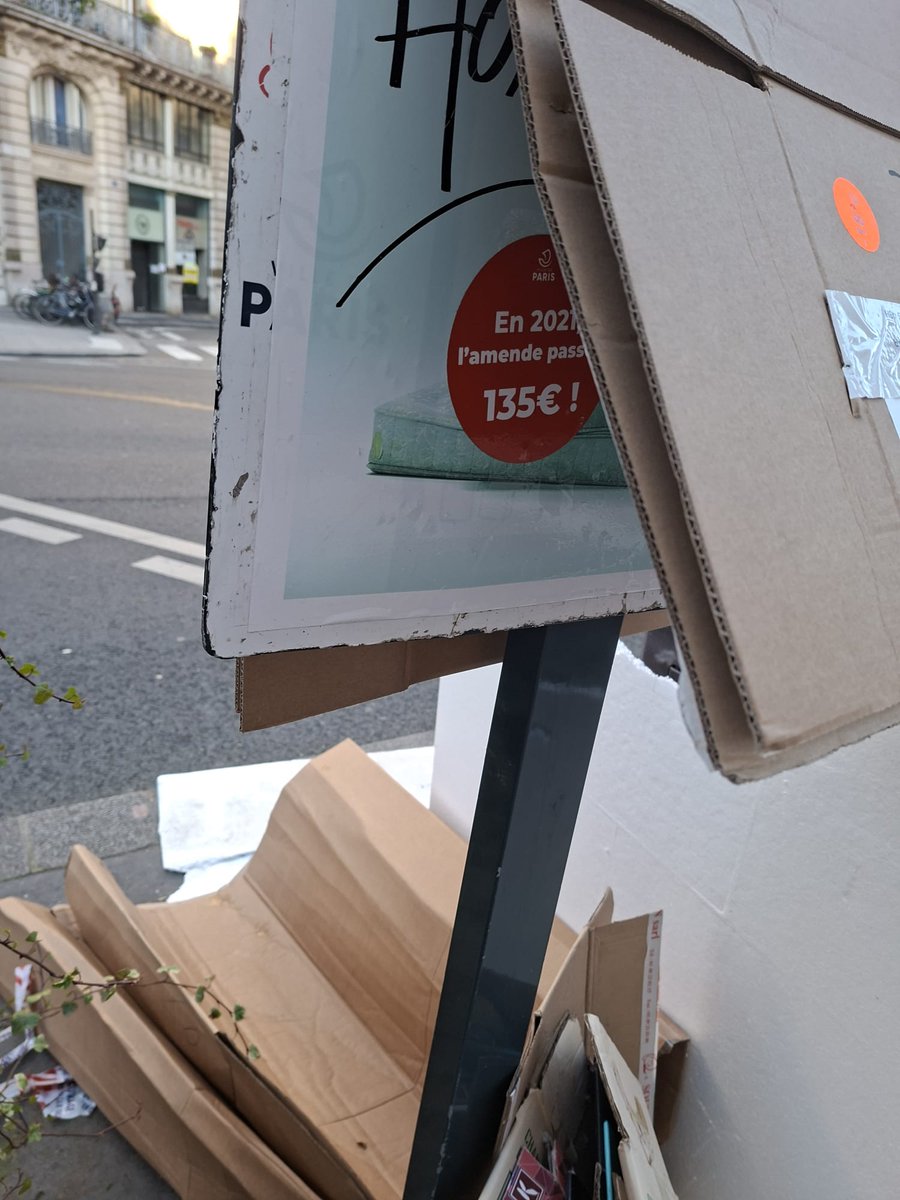 JusquMer's tweet photo. Un grand bravo au restaurant #CryingTiger de la rue du Cherche-Midi qui a fait l'effort de faire 200m pour jeter ses cartons devant le panneau d'interdiction de jeter les cartons rue de Rennes. Le bordelisme comme philosophie de vie #saccageParis https://t.co/yFnBXMe6Ry