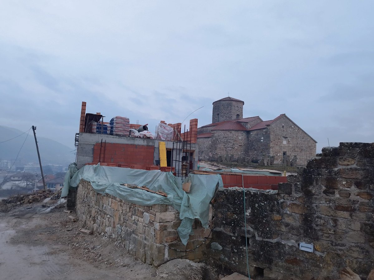 bojana_mala's tweet photo. Petrova crkva, srce srpske srednjevekovne državnosti, ovih dana.
Deo celine Stari Ras sa Sopoćanima na UNESCO listi svetske baštine od 1979. godine. Da li će se na njoj i dalje nalaziti, videćemo.

Cela mašinerija je upregnuta da se pronađu pravni i finansijski mehanizmi kako bi se raškom-prizrenskom vladiki ispunio hir da stoluje ovde, jer se izgleda kosovskog sedišta odrekao. 
Institucija koja je zadužena za nadzor nad kulturnim nasleđem, pod izgovorom izgradnje malog vizitorskog centra, projektovala je zgradu za boravak i smeštaj koja će nadmašiti i veličinu crkve i to na mestu viševekovne nekropole koja nije do kraja istražena, na temeljima objekta, za koga nije stiglo da se utvrdi čenu je služio. 

Petrova crkva iz IX veka nije imala šansu u opštem hajpu oko Generalštaba, bombardovanog 1999. jer zlo koje se njoj čini, ne može se baš ni na jedan način povezati sa "političkim zapadom", a šteta koja je napravljena izgradnjom ovog objekta, ne može se iskoristiti u mobilizaciji protiv vlasti, jer je razume zaista mali broj ljudi. 

Ostaje samo da se nadamo, da će oni koji planiraju da spavaju na ovim slojevima grobova i kostiju, imati mir san.