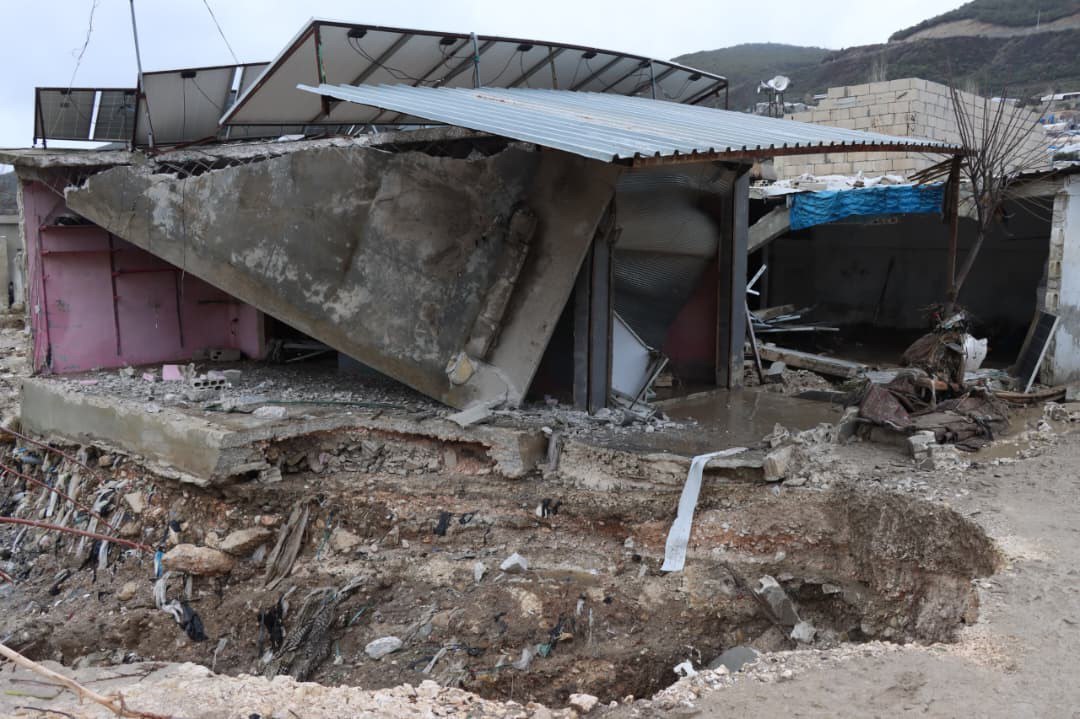 QalaatAlMudiq's tweet image. #Syria: Khirbet Juz IDP camp (SW. #Idlib) after being flooded yesterday due to the heavy rains. 

Around 300 families were affected in the area. 

It sparked a large mobilization in solidarity, from local authorities to residents, but criticism is mounting that the displaced