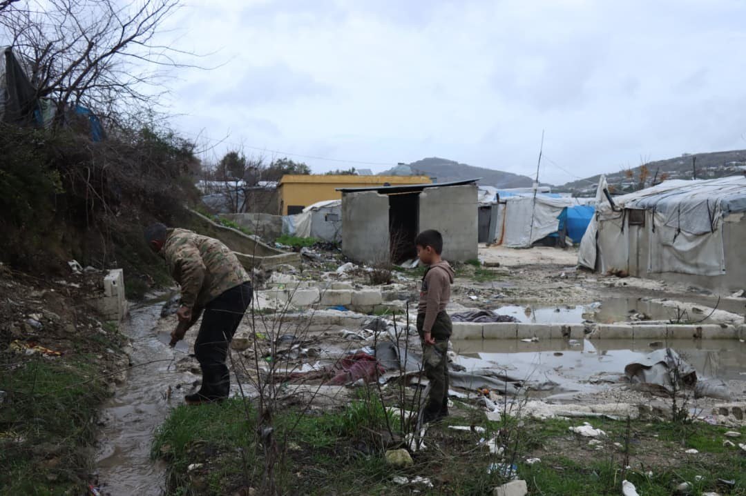 QalaatAlMudiq's tweet image. #Syria: Khirbet Juz IDP camp (SW. #Idlib) after being flooded yesterday due to the heavy rains. 

Around 300 families were affected in the area. 

It sparked a large mobilization in solidarity, from local authorities to residents, but criticism is mounting that the displaced