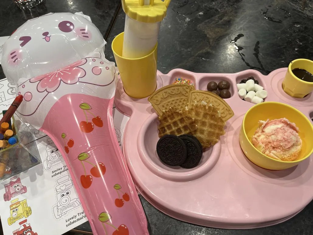 อันนี้สนุกมากเลยยยย ได้หม่ำ ได้จัดไอติม ได้ระบายสี แล้วก็ได้ลูกโป่งด้วยค่ะ พี่มนุดลองไปหาหม่ำตามหนูได้นะคะ ทั้งอร่อยทั้งสนุกเยย555 😋 🐾