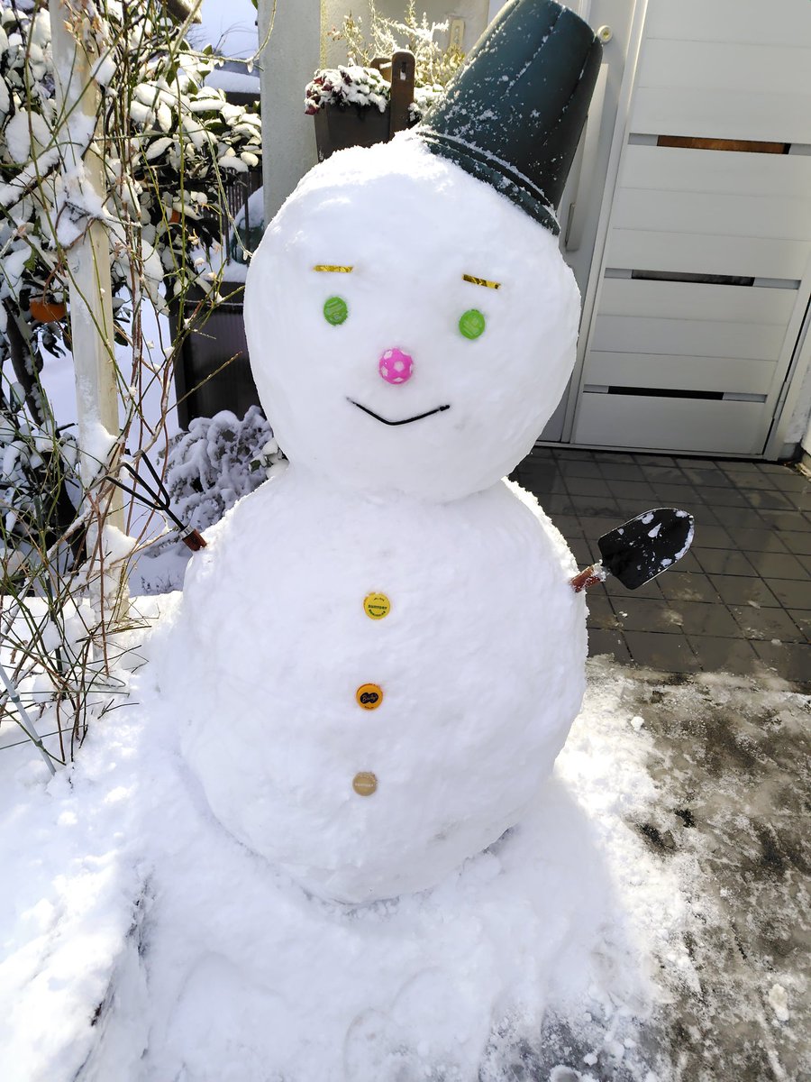 3gen_me's tweet photo. 今日はたくさん雪が降りました☃️
大雪で大変な地方の皆さまもいらっしゃいますが…東北で育った私はつい嬉しくて、雪だるま⛄️を作ってしまいました✨ https://t.co/NSvi4HVk7o