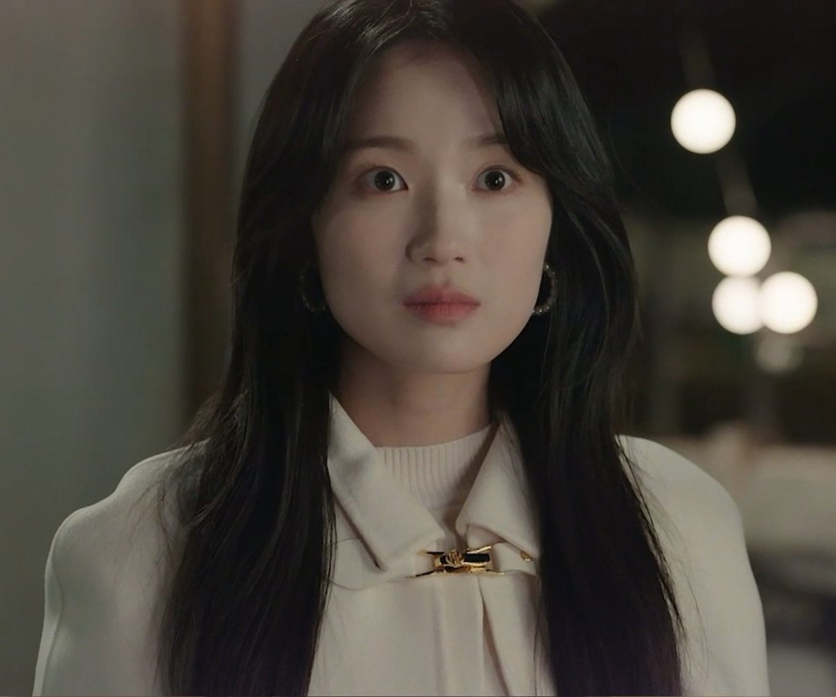 Gemes di sini rambutnya agak messy, pdhl sebelum ini rambutnya selalu paripurna. Mana ini ceritanya dating, jadi ngga matching