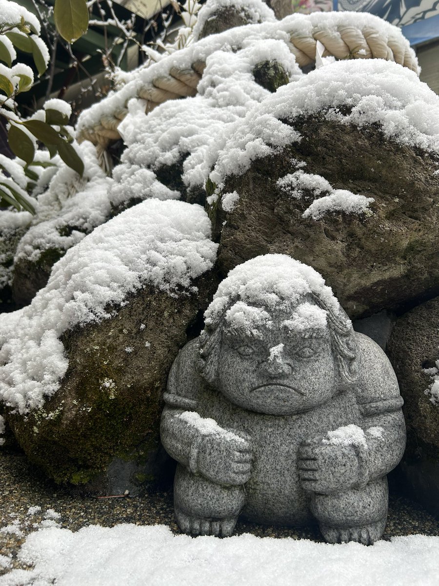 本日のがまんさまは雪に耐えていました。