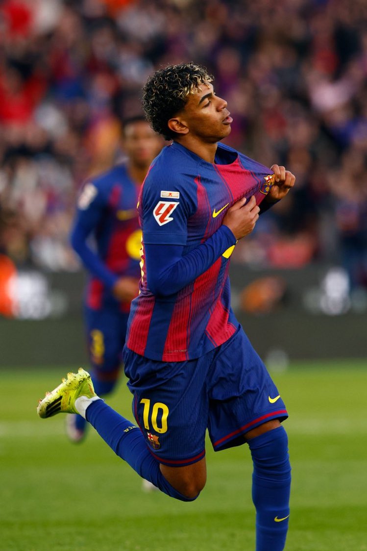 Premium football tweet media