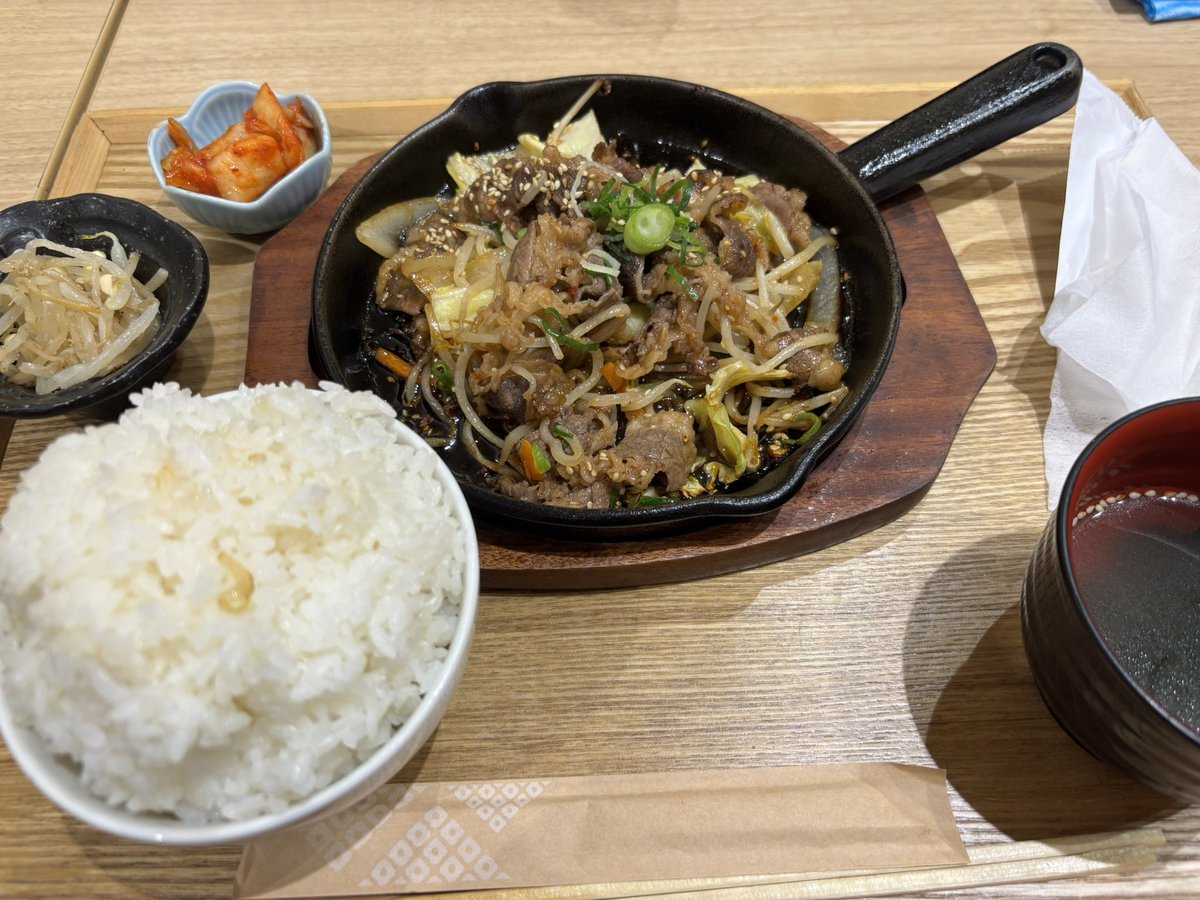 南砂町HOTLINE イベント終了してフードコートで今日最初の食事〜韓国系のお店でプルコギ定食大盛りで♪

朝から食べてなかったからガッツリ食べた〜☆
楽しかったけど疲れた〜次は来週15日に出演なので頑張るぞ！