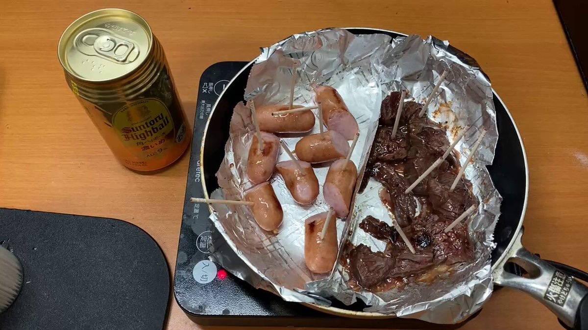 ly_rone's tweet photo. 「スーパーの試食コーナーを占拠して酒が飲めたらいいのにな」という子供地味た発想を持ついい歳こいた大人が試食コーナーごっこでハイボールをキメるだけの動画 https://t.co/Gyb0X5LRUT