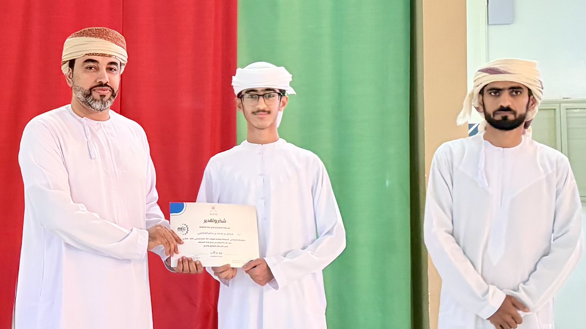 edugovbur7101's tweet photo. كرمت وزارة التعليم طلبتنا المبدعين لمشاركتهم المتميزة في المسابقة الوطنية لروبوتات VEX (2025-2026). وتقديراً لهذا الإنجاز، أهدى الطلبة درع المسابقة لإدارة المدرسة شكراً على دعمها المستمر. https://t.co/STxycTI3Gg