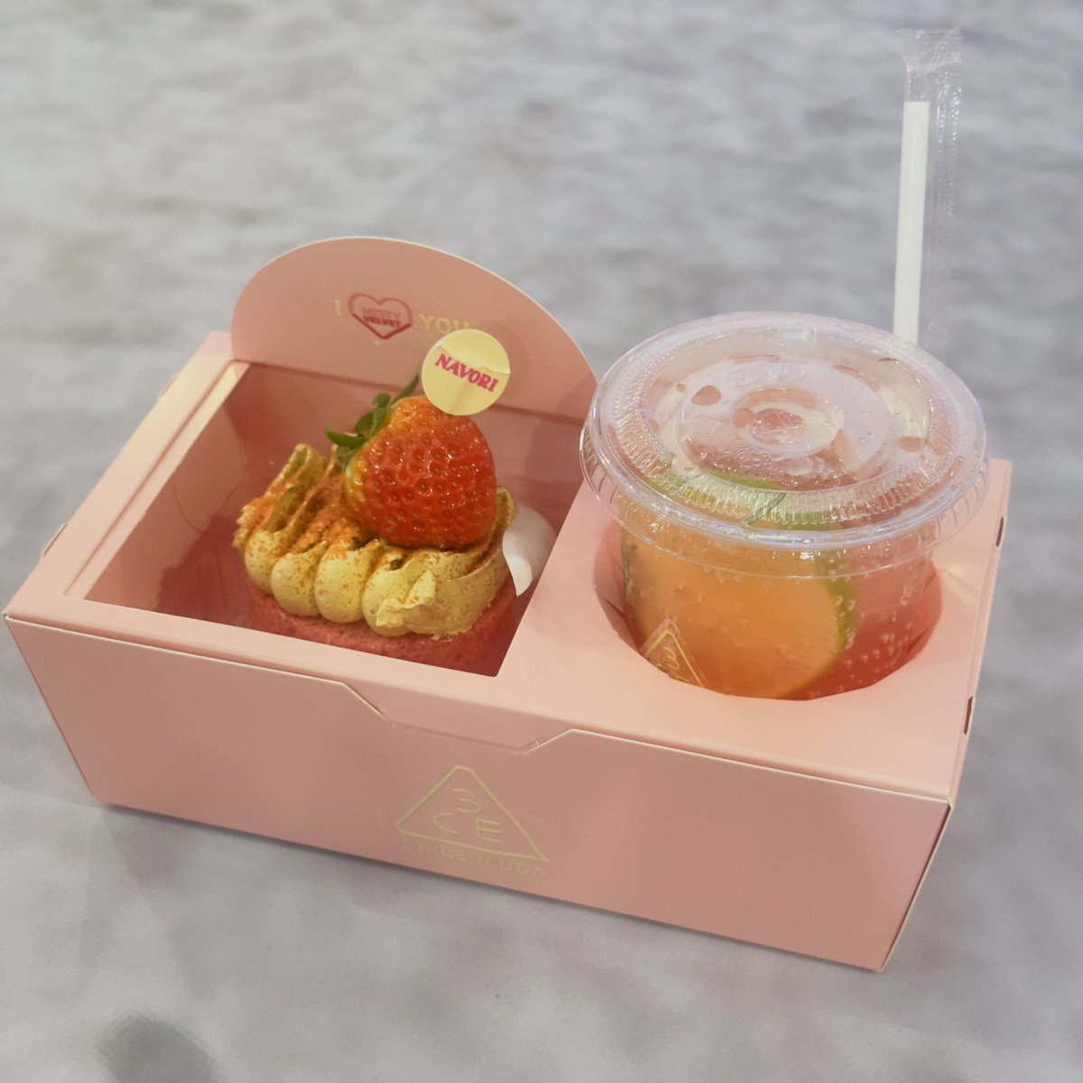 tertawan_'s tweet image. 🐻‍❄️ : the cake delicious mui (isn’t it?) but not as delicious as me 🤨

// hmmm but we never try it na

DUNK 3CE MISTYVELVET

#Dunkx3CEIVELMISTYOU
꒰ @dunknatachai : #dunknatachai ꒱