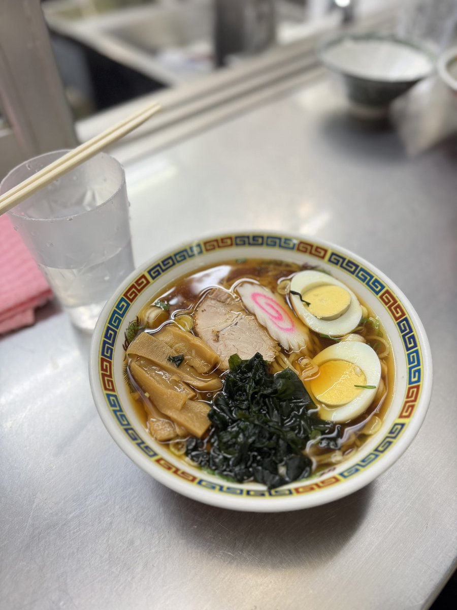 ラーメン620円に、たまごをトッピングして80円。
ちょっと前までは500円くらいだったのに、駅の立ち食いラーメンも随分値上がりしたね。
オーソドックスなラーメンも、駅のホームで食べるとめちゃくちゃ美味しく感じる。今日みたいに寒い日は尚のことです。
たぶんこれでさよなら、西新井らーめん。