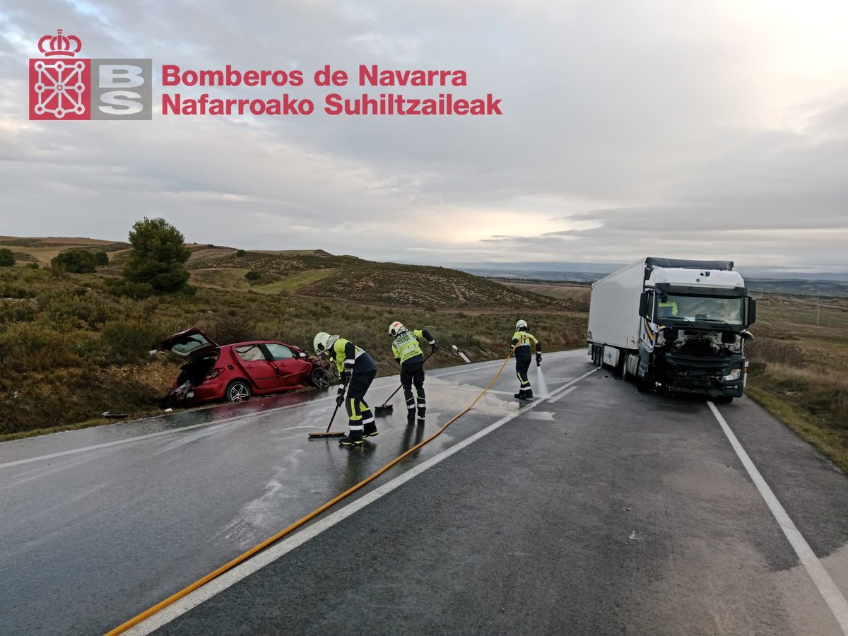 bomberos_na's tweet image. Intervenimos la mañana del #domingo en la N-121 en #Caparroso para liberar a un conductor atrapado en su vehículo tras colisionar un coche y un camión 

Una persona trasladada al HUN

#ParquePeralta 
#J22
@salud_na
#SVA   
@policiaforal_na 
 @NavarraGC
