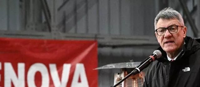 Landini: "Con la scusa della sicurezza il governo sta creando uno stato di polizia"
Che faccia da c***, proprio lui che ha sostenuto la vergogna del Green Pass lasciando senza stipendio migliaia di persone