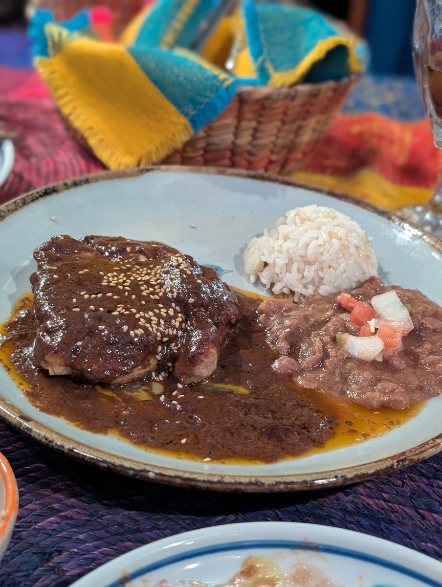 美味しいと聞いてからずっと来れてなかったメキシコ料理テピート。
めっちゃ美味い！

テキーラも知らないもの多いし。
レボルシオンは常飲したいな。