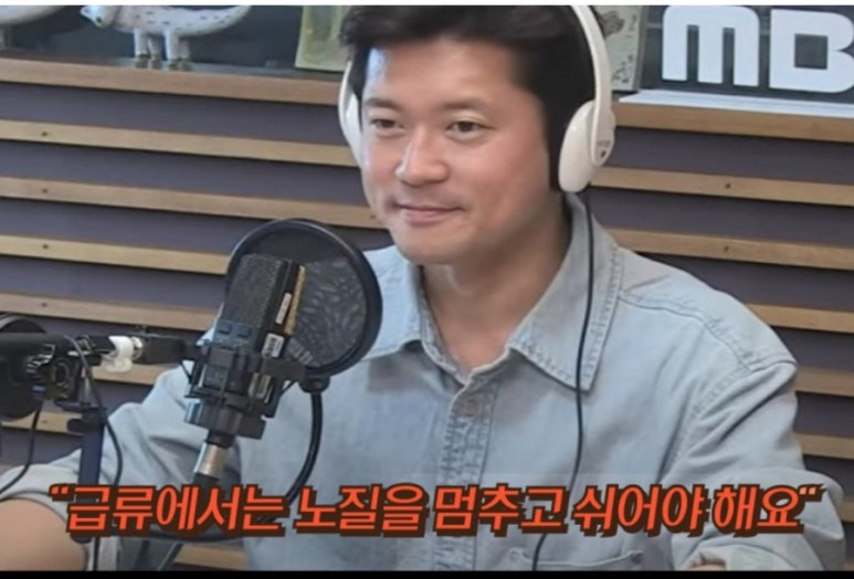 지금도 자주 보는 글.

"래프팅 강사를 한 친구가 말해줬는데
사람들이 급류를 지날 때 파도가 세니까 열심히 노를 젓는다고 해요.

​급류를 이길 수 있는 것도 아닌데 '죽어라' 노를 젓는다는 거예요.
근데 급류에서는 배에 몸을 맡기고 그냥 흘러가야 한대요.

​그러다가 파도가 잦아들고 배가