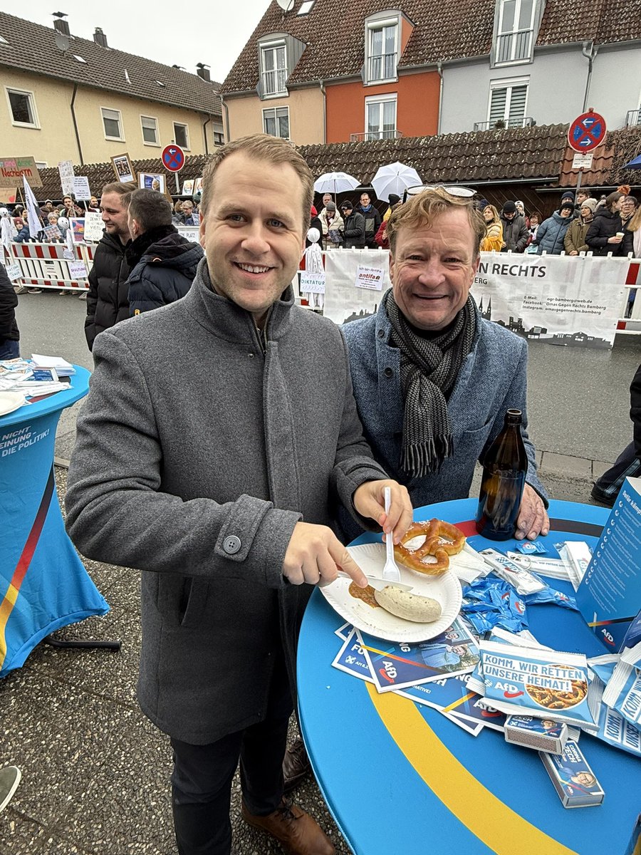 #söderisst aber #köhlerisstbesser und hatte noch nie so viele Zuschauer beim Weißwurstfrühschoppen gehabt. Aber heute mit unserem Stegauracher Bürgermeisterkandidaten Wolfgang Krapp in Stegaurach beim Weißwurstfrühschoppen. 😂😂😂

Danke Bernd Fricke! 🤡😂