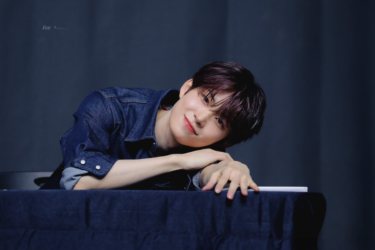1_k310's tweet photo. 아 진짜 꾸준하게 팬싸 때마다 이 포즈하는 게 너무 웃김 https://t.co/q8Mh1DfzQ5