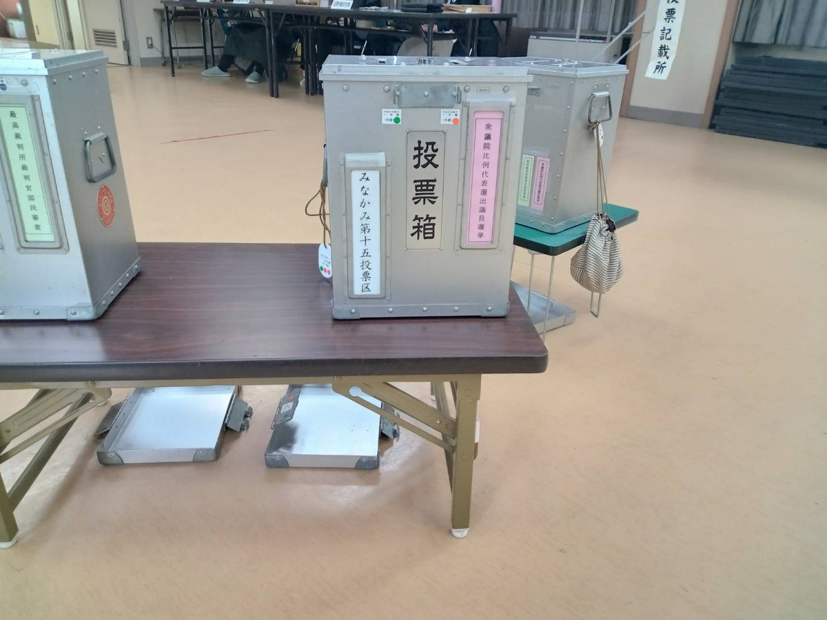 nitayashige's tweet photo. 初めて選挙の立ち会いへ。
そして一番目の投票箱の
中身確認してサイン

寒さ対策でストーブ2台持参＆重ね着しまくって無敵でした🔥

弁当温め用に
電子レンジ持って行った
真冬の選挙大変

#選挙
#選挙に行こう https://t.co/pgXlC3l5ft