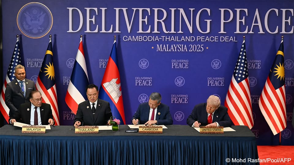 <a href="/WhiteHouse/">The White House</a> ⚓⛽ - <a href="/dwnews/">DW News</a>, <a href="/dwnewsmun/">DW Deutsche Welle</a>, JUST IN: #Thai #PrimeMinister #AnutinCharnvirakul have signed an expansion of a ceasefire in the presence of US <a href="/POTUS/">President Donald J. Trump</a> and #Malaysian #PrimeMinister <a href="/anwaribrahim/">Anwar Ibrahim</a>, helped broker the ceasefire to #border conflict. p.dw.com/p/52Z19