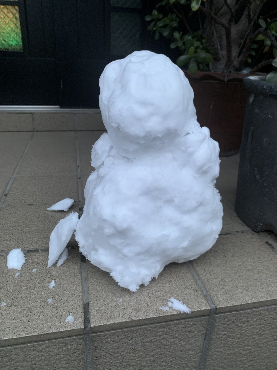 指先の感覚が無くなったせいで形が整えられなかった⛄️さん

思ったより雪がふわふわだったから塊魂できなかった