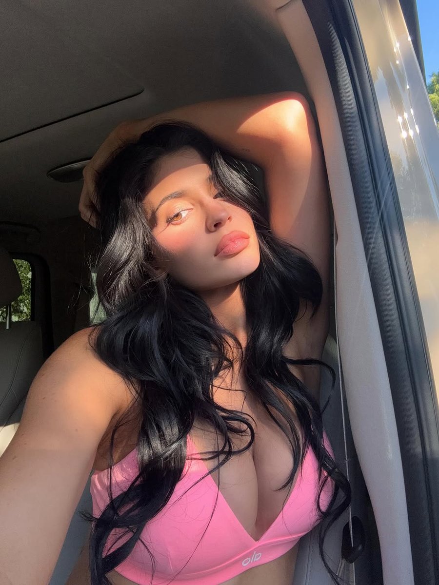 popsvibe's tweet photo. kylie jenner https://t.co/iiOTHrweA0