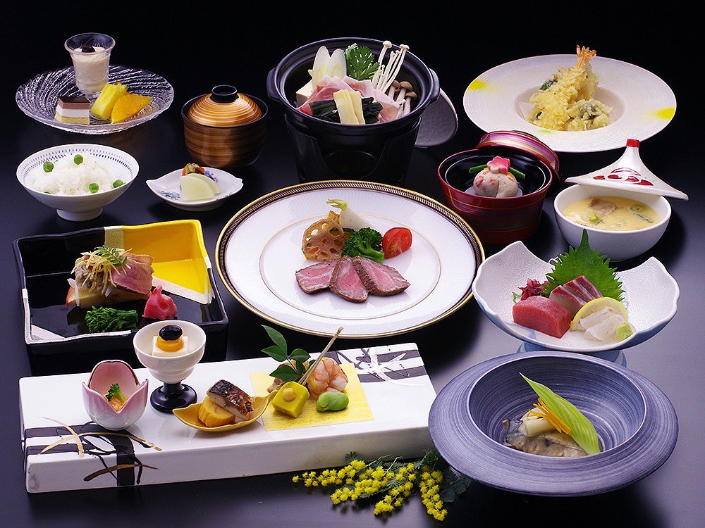 koitarou_leo's tweet photo. [2月季節会席料理]

五島豚の若竹鍋、鰆の味噌煮、合鴨林檎き蟹真薯のお吸物、白魚の掻き揚げ、ステーキ、お刺身、牛筋茶碗蒸、ピースご飯

春を少しずつ感じさせるお料理になっております🌿

#佐世保　#宴会　#法事　#お祝い　#会食　#会席料理　#ランチ　#佐世保グルメ   #パーティー　#ビュッフェ https://t.co/GBUJVLaUYg