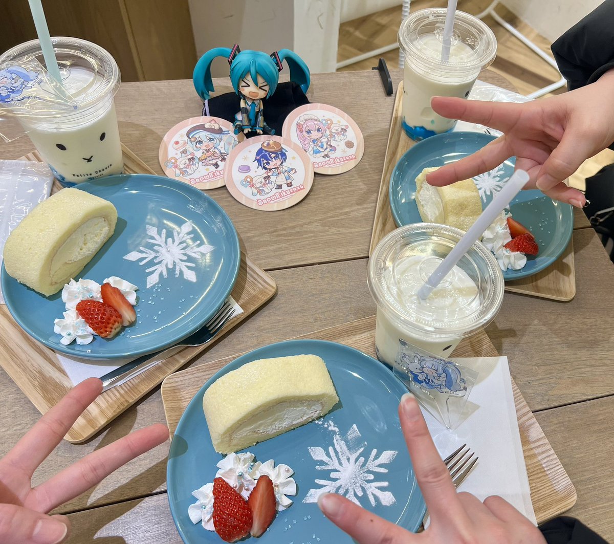 2/8
プティ・シェーブルで
1回食べた事あるので、並び列3人でどうぞって譲ってくれた紳士の方…ありがとうございます…無事に3人で美味しくいただきました……！！！
感謝を伝えたい……(っi ᗜ i c)
届けばいいな…拡散希望です！！

 #雪ミク2026 
 #雪まつり2026