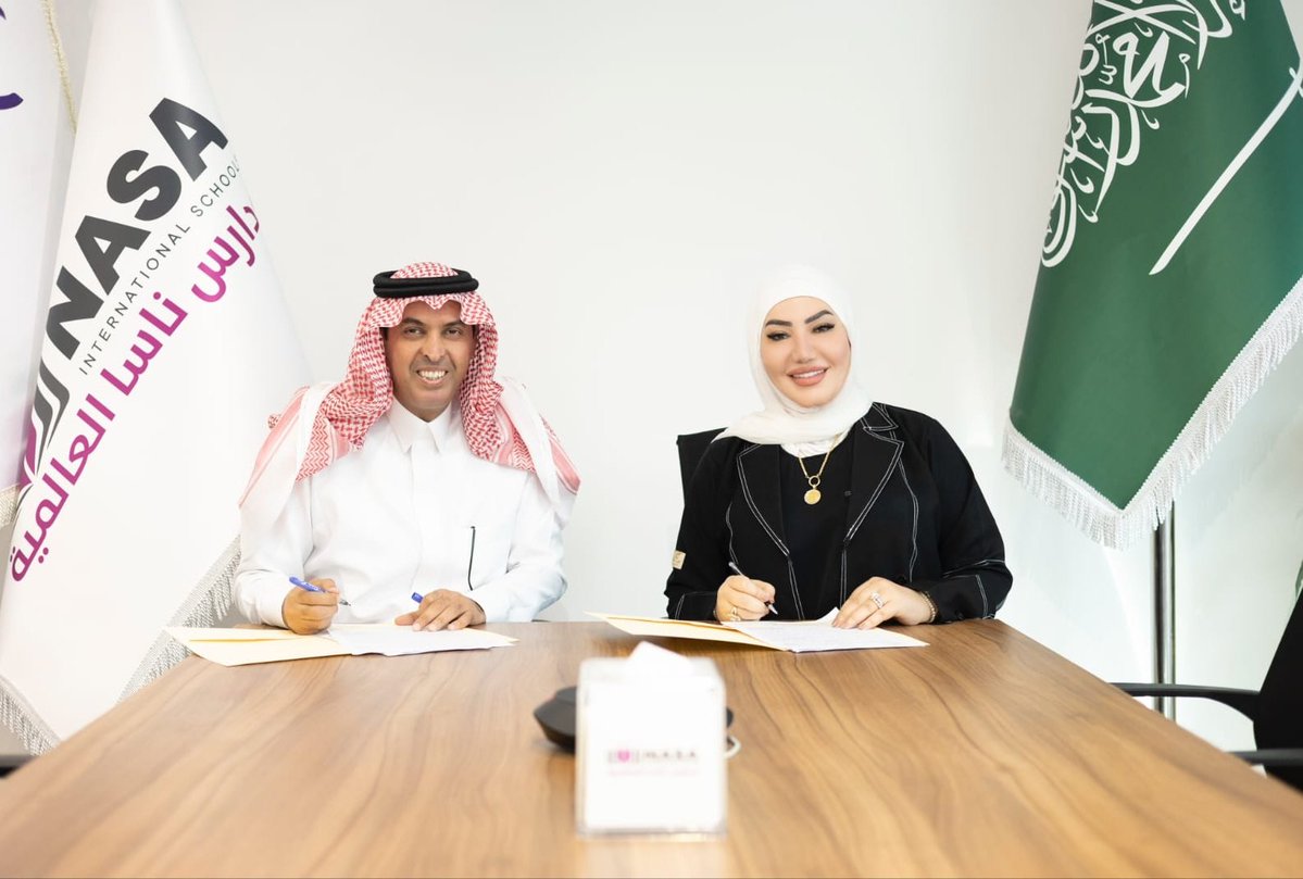 وقعت الجمعية مذكرة تفاهم مع مدارس المكتشف ومدارس ناسا العالمية تهدف إلى اكتشاف المواهب، وتنمية القدرات الإبداعية لدى الطلاب وتعزيز حضور الثقافة والفنون في البيئة التعليمية بوصفها رافدًا لبناء الوعي
مثل الجمعية أ.محمد آل صبيح فيما مثلت المدارس د.عبير عطالله محمد