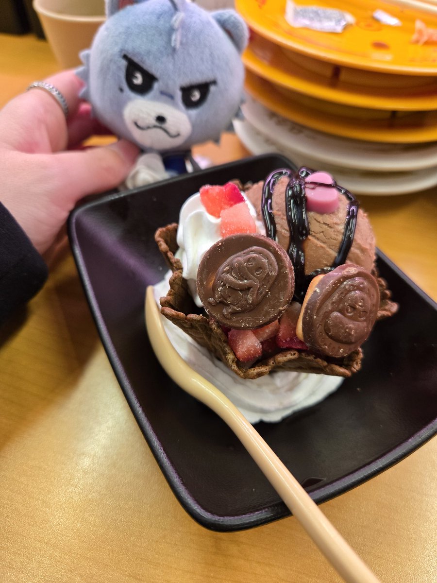 SumViola's tweet photo. 先週の臣ちゃんのライブのときにチョコ次郎パフェ食べにスシロー行ってきた✨
どっちも美味しかったよ🍫💖

@chocojiro0326 
@akindosushiroco https://t.co/0EqRnpZzEC