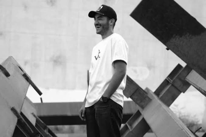 iphamii's tweet image. “ سلام 
لطفا خودتون رو در موقعیتي که میگم تصور کنید !” 
به زودي دوباره این جمله رو با صداي خودت خواهیم شنید ..
#امیر_پارسا_نشاط