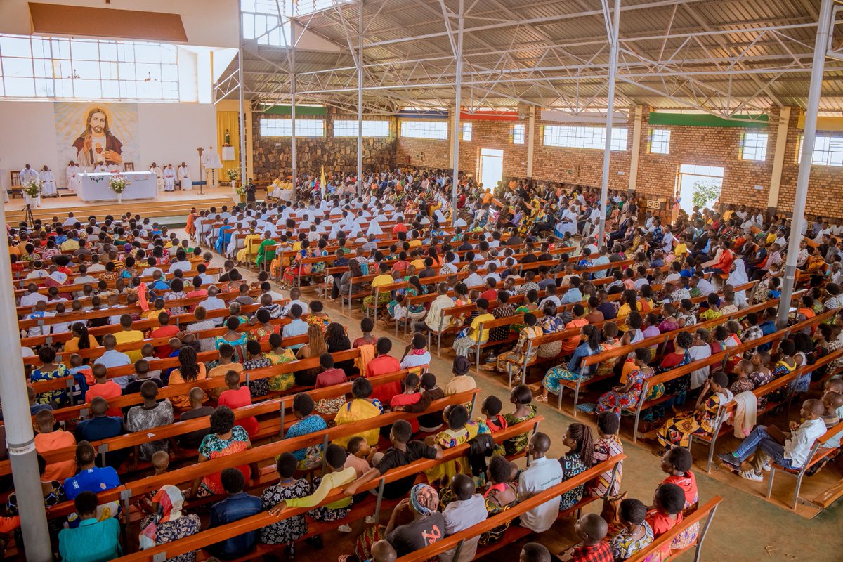 Kinyamateka_KM's tweet photo. Abakiristu ba Paruwasi ya save baje ari benshi mu birori byo kwizihiza isabukuru y'imyaka 126 ishize iyi Paruwasi ibayeho.
@DeButare74718 
@RwandaMaria 
@pacis_tv 
#KMAmakuru https://t.co/2poCzkAU2T