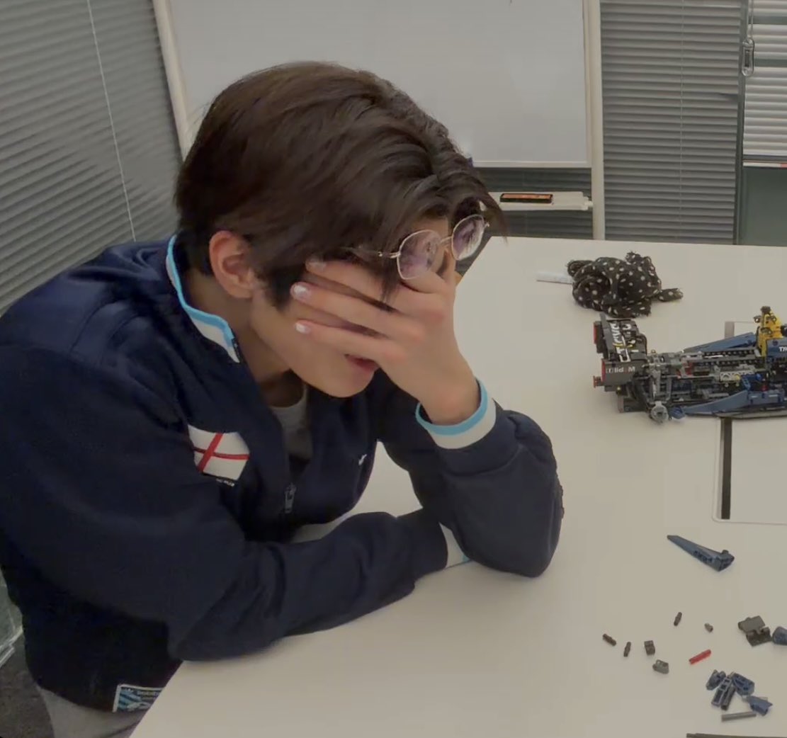 corhhjun's tweet image. 백만 명이 보고 있다고 하니까 
레고 만드는 게 뭐가 재밌다고 백만 명이나 보고 있냐면서 
눈 가리고 감격의 눈물쇼 보여줌