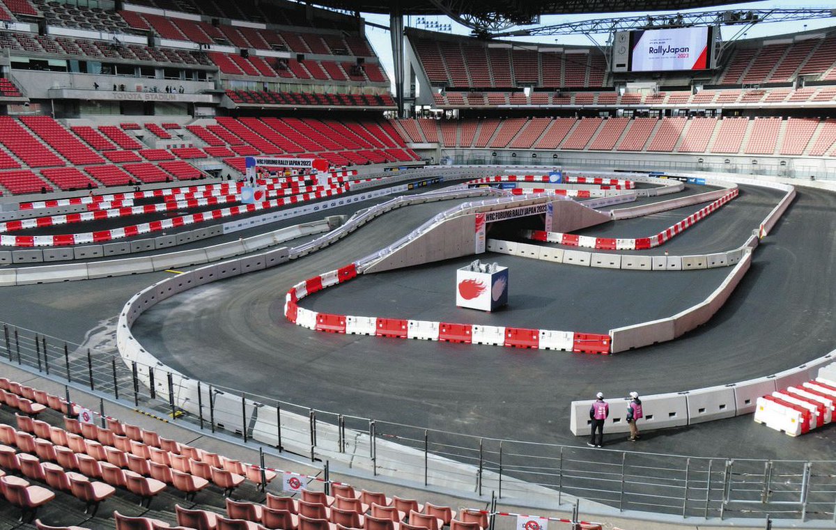 NavyBlueWasp's tweet photo. It's cool that HAKOME STADIUM in @Japanese_Drift is heavily inspired by Toyota Stadium, the home-stadium of J.League's Nagoya Grampus 🏟️
There's even a track inside the stadium, which is inspired bye the WRC Rally Japan track 🚗💨
#grampus #グランパス
#LetsDrift https://t.co/mnySsj3CKQ