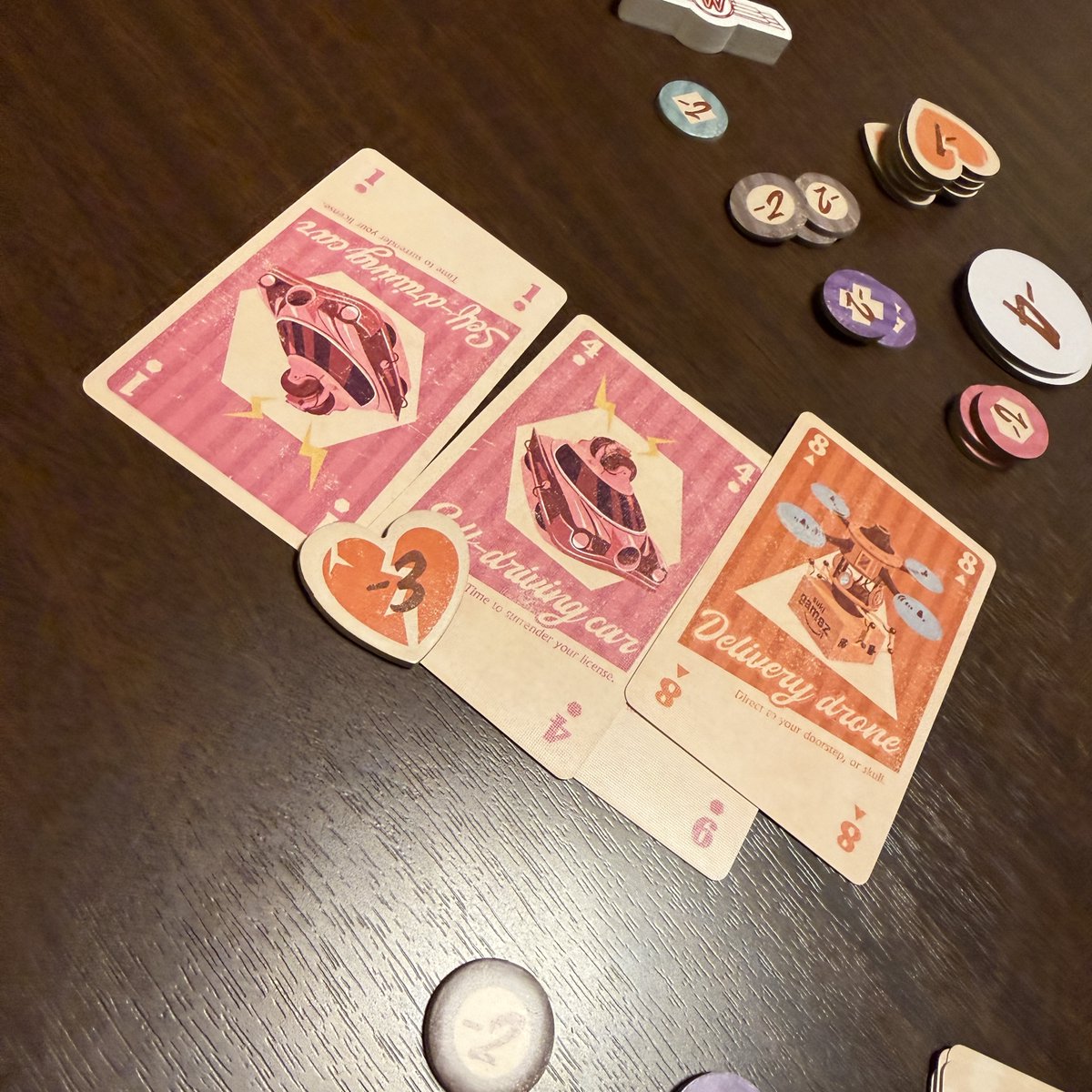 アイム・ザ・CEO！

ビッドに応じて減点トークンを受取り、それを無くしていくトリテ。トリック数だけでなくカラーも正確に予想しなくてはいけない。各プレイヤーが引取った減点トークンの構成によって相手の手札が何となく読み取れそうで、そこからどうコントロールしたものか考えるのが楽しい。