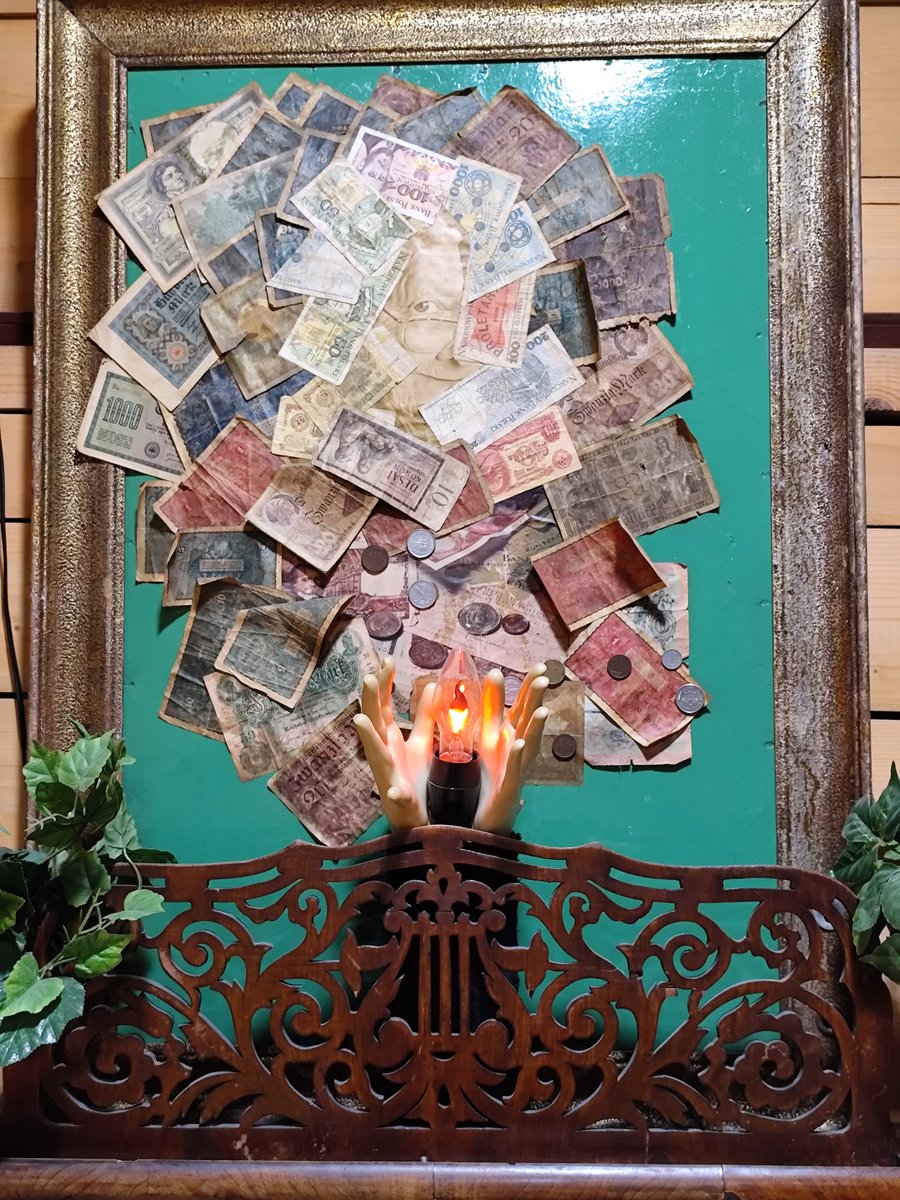 Kontynuując. Wakacje z duchami  to sposób na odwrócenie uwagi od  tandety pod Giewontem. 
"Mamona"  z zakopiańskiego muzeum jednego z duchów, W.Hasiora: