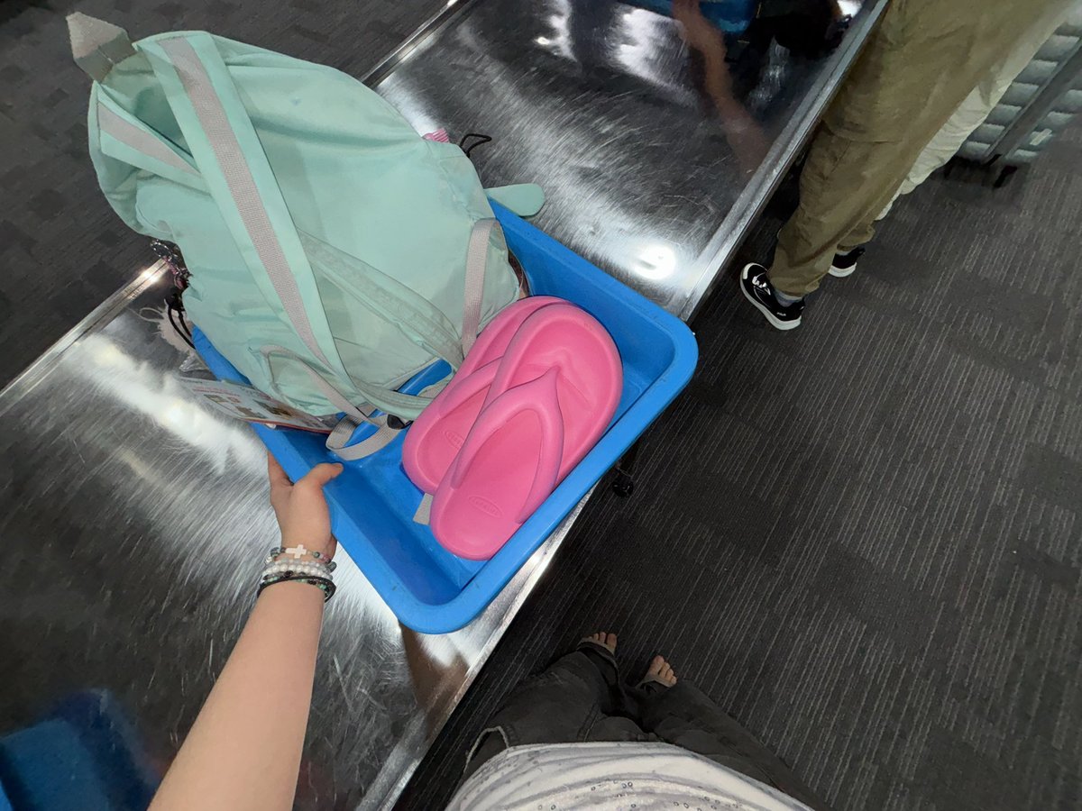 베트남공항은     신발을벗으라함……