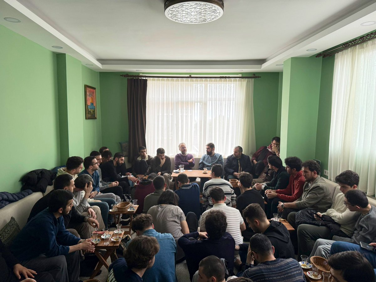 Değerli hocamız Özgür Kavak’ın rehberliğinde, medeniyetimizin köşe taşlarından “Osmanlı Siyaset Düşüncesi”ni masaya yatırdık. Hem öğrendiğimiz hem de ufkumuzu genişlettiğimiz, tadı damağımızda kalan bir sohbet oldu.

<a href="/ozgurkavak78/">Özgür Kavak</a>