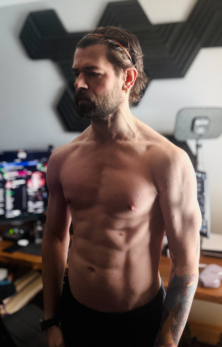 Ktoś mądry napisał w sieci, że zmiana sylwetki to proces przemiany mentalnej ubrany w przemianę fizyczną.
Ktoś jeszcze mądrzejszy ujął to tak, że w życiu możesz grać według zasad, robić wszystko dobrze... ale na końcu - i tak przegrać. Praca nad ciałem jest na tym polu wyjątkiem.