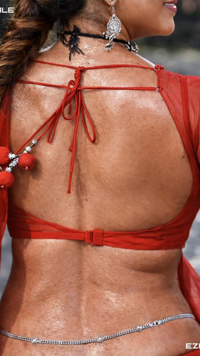 Deepika_sissyy's tweet image. Mom enti intha kasi ga bare looks tho adhiri poyindhi abbaaaa 🥵. Hot sexy dear mummy