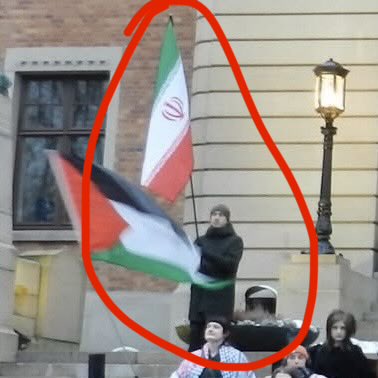 Erlenhain's tweet image. Läkaren Amin El-Sabini har, i takt med trenderna, gått från att visa Hamas-flaggan på Göteborgsmarscherna till att nu visa den iranska regimens flagga.