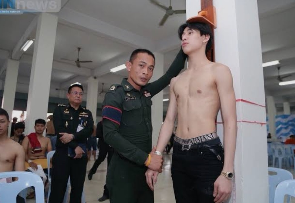 CThwi94344's tweet photo. 🚩ภูมิใจในตัวนายนะแบม จบในผู้ชายคนนี้
+ไม่ทิ้งการศึกษาที่เกาไม่เอื้อต่อการเรียนก็บินกลับมาเรียนและสอบ กศน.
+เมื่ออายุครบกลับมาคัดเลือกทหารจับใบดำ-แดงไม่มีการผ่อนผันใดๆ
+เลือกตั้ง กลับมาเลือกทั้งปี66และ69
+ส่งเสริมประเทศไทยทุกทางเท่าที่จะทำได้ ให้เป็นซอฟพาวเวอร์
#BamBam @BamBam1A https://t.co/kFSmUtsE8q