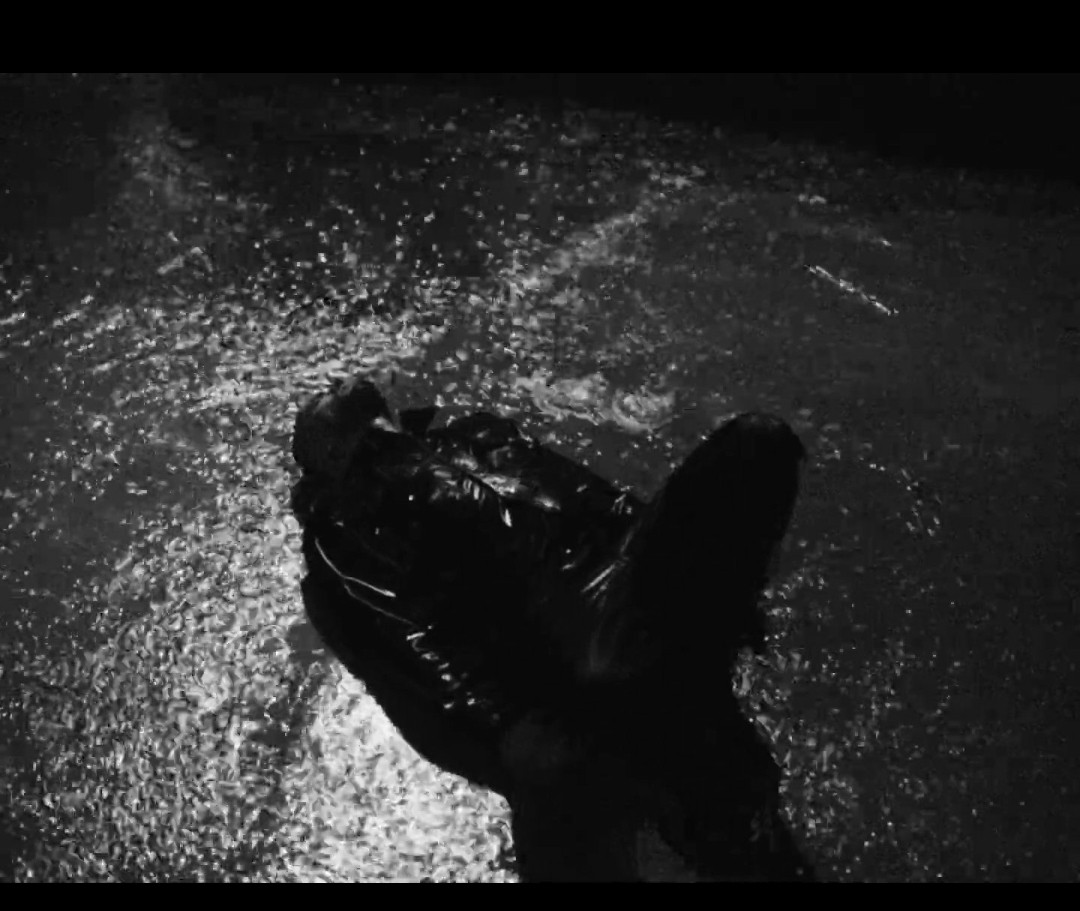 This is why Zayn announced he had a sinus infection on N1 of his Las Vegas residency. He'd just filmed the music video for Die For Me which was shot at night and the director confirmed the rain scenes were done with cold water 😭