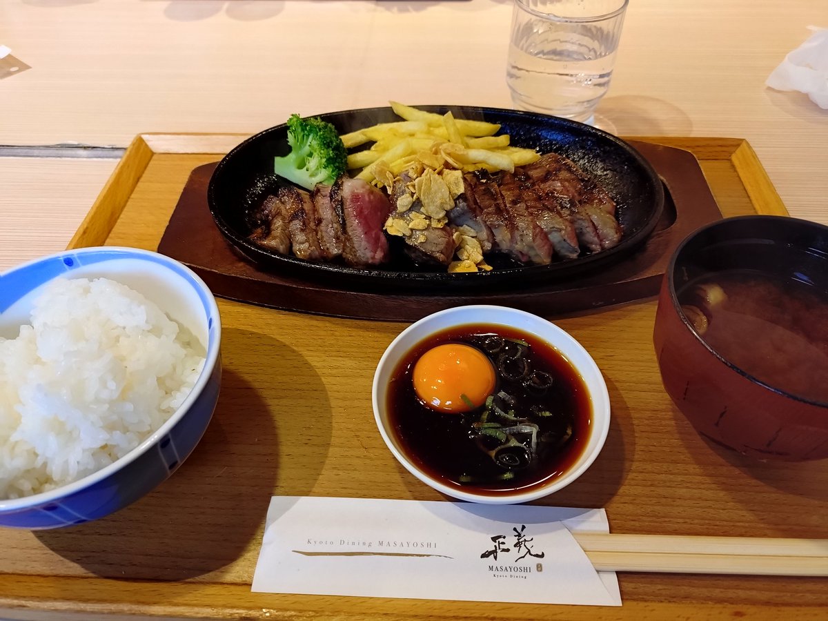 SphiJiro's tweet photo. 今日は 兵動大樹のおしゃべり大好き 
を観に南座に行きました！
おもしろかった！
バラバラに聞いてた話が
つながっていくのが凄くて 帰りに 頭良いねんなー
なんて言いながら帰りました。おしゃべりで3時間笑わせ続けるのってカッコえぇです。終演後トイレに小走りで行きました。トイレの近い歳頃です https://t.co/kj7py56myI