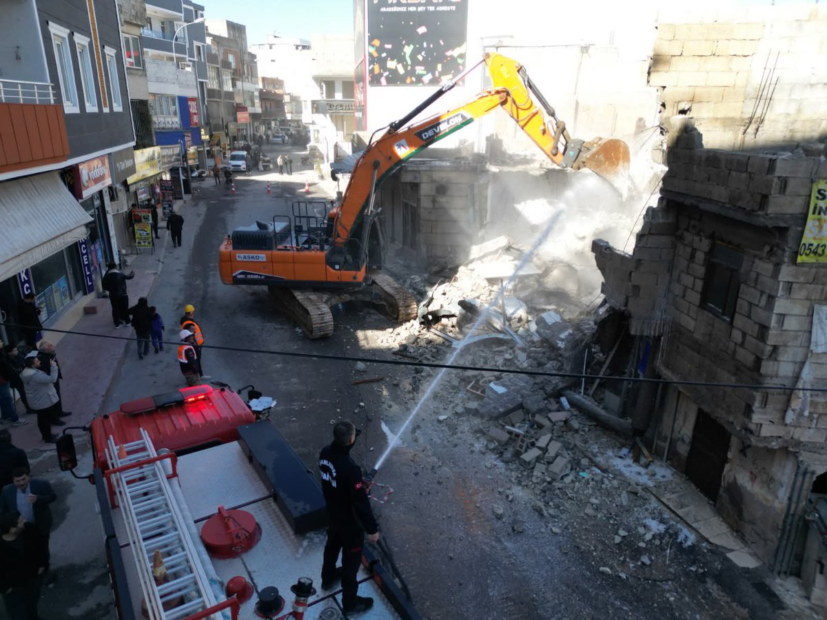 AVAHMETAKSOY's tweet photo. Akabe ve Akşemsettin Mahallelerimizin 40 yıllık, en büyük sorunlarından olan, ulaşımı ve günlük yaşamı zorlaştıran SSK Caddesi Genişletme Projesi’nde ilk kazmayı vurduk.
#MehmetKasımGülpınar https://t.co/IHZ21Pccds