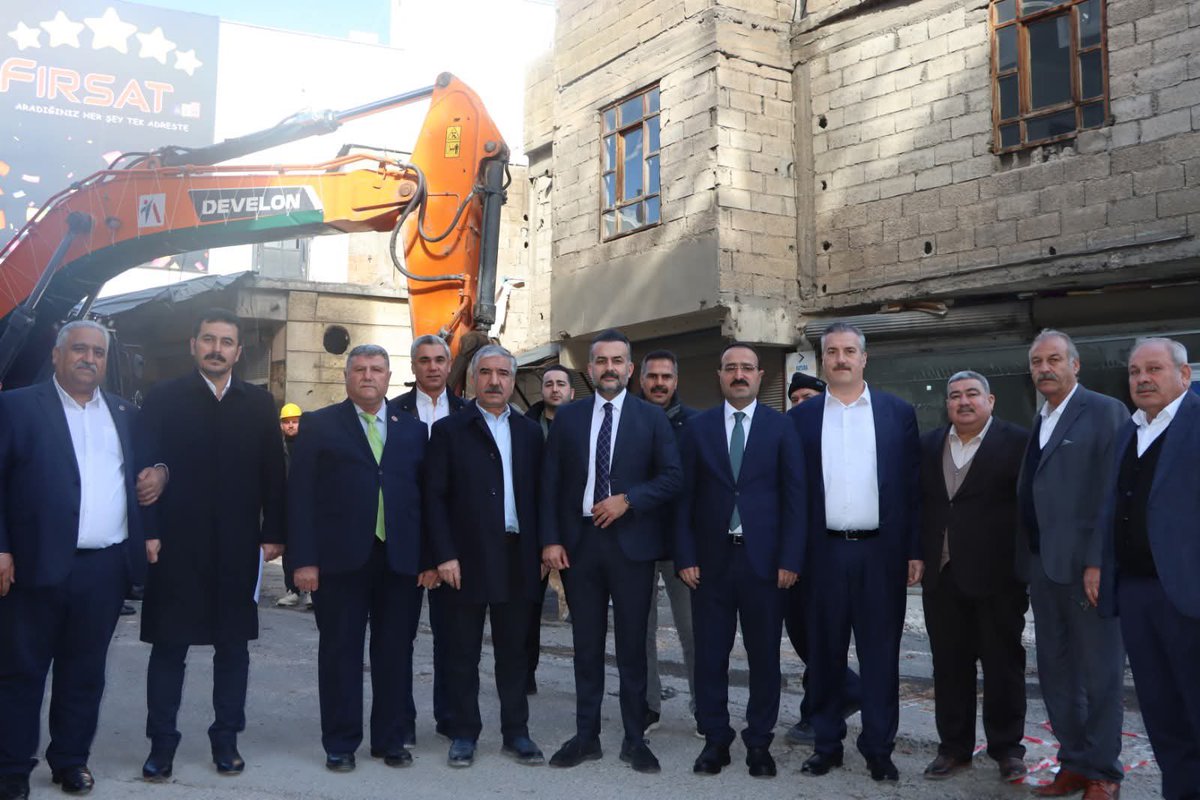 AVAHMETAKSOY's tweet photo. Akabe ve Akşemsettin Mahallelerimizin 40 yıllık, en büyük sorunlarından olan, ulaşımı ve günlük yaşamı zorlaştıran SSK Caddesi Genişletme Projesi’nde ilk kazmayı vurduk.
#MehmetKasımGülpınar https://t.co/IHZ21Pccds